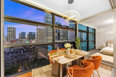 Image de Town Hall window-to-City Living