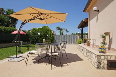 Image de Spacious Villa with Garden, WiFI, A/C, Outdoor kitchen, short walk to the Sea