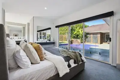 Image de Resort-style family retreat with pool, gym & basketball
