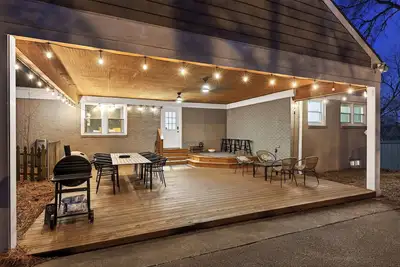 Image de Game Room • Outdoor Lounge • Quick Drive to Downtown | The Carolyn House