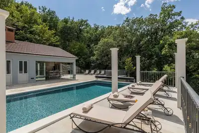 Image de Magnifique maison de vacances privée avec bain à remous, piscine privée, Wifi, climatisation, Tv