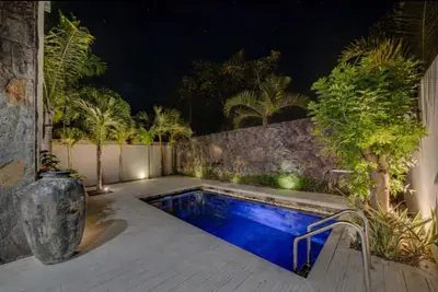 Image de Villa moderne nichée dans son jardin tropical.