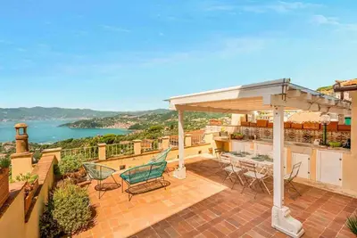 Image de Penthouse de Luxe – La Serra, LericiAu cœur des collines de La Serra, suspendue entre ciel et mer, se dresse la Penthouse de Luxe : une résidence élégante offrant une expérience intemporelle dans le Golfe des Poètes. Sa terrasse panoramique, parfa