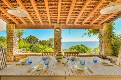 Image de Villa Il Tuffatore – Charme rustique authentique avec vue imprenable sur le Golfe des PoètesNichée dans le silence et les senteurs du maquis méditerranéen, la Villa Il Tuffatore est un refuge au charme ligure authentique, où le temps semble ralent