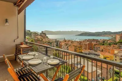 Image de Il Paguro, in Lerici, is ideal for a relaxing seaside holiday. Located in a panoramic position, the accommodation offers comfort and tranquility for families or groups of up to 4 people. Key features:2 cozy bedroomsBright living roomEquipped