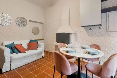 Image de In the heart of Lerici, just steps from the sea and all main amenities, Hublot awaits you — perfect for families or couples seeking relaxation and authenticity. The apartment is tastefully furnished, featuring rustic details that create a warm and welco