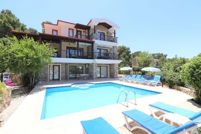 Image de Ax7 5 bedroom 3-storey large villa to rent in Ovacik area