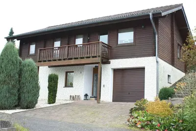 Image de Maison de vacances « Landhaus-Eifelhöhe » avec terrasse privée, jardin et Wi-Fi