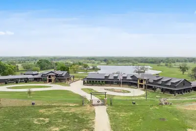 Image de Above Seven Points Ranch | Two Wings | Bowling | Pool | Lake | 1000 Acres