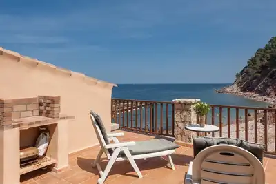 Image de Charmante petite maison avec emplacement exceptionnel près de la mer