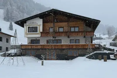 Image de Bienvenue à Haus RuHe avec une vue dégagée sur le Mölltal et les montagnes
