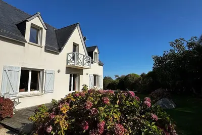 Image de Villa morderne proche de la mer avec jardin, terrasse, cheminé et climatisation