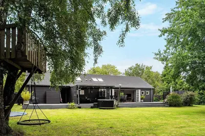 Image de Modern holiday home with hot tub and nature