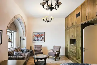 Image de Cozy Authentic Retreat in Old City by FeelHome