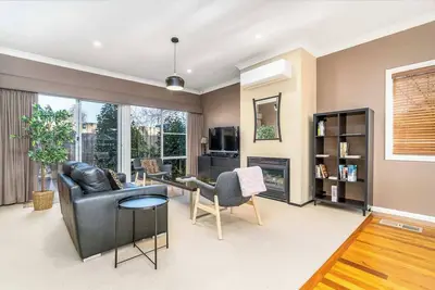 Image de This house is a 2 bedroom(s), 2 bathrooms, located in Narrabundah, Act.