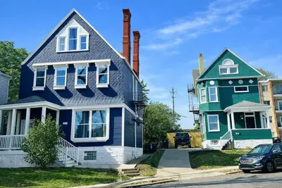 Image de 2 Large Renovated Houses with Driveway -Sleeps 42- 5 minutes to Downtown