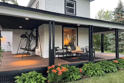 Image de Cozy Historic  3-bedroom Home with Hot Tub and Ac walkable to downtown Hudson