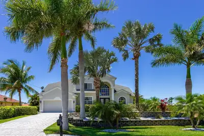 Image de Spacious 5-bedroom sunset villa west-faced pool area at the waterfront