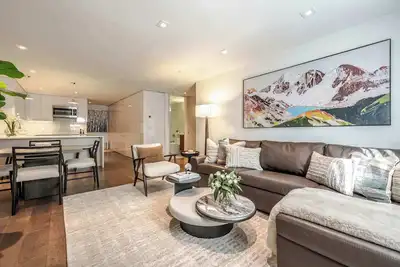 Image de New Listing! Updated 2br, Ac & Steps to Gondola