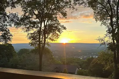 Image de The View! ! Beautiful house on Big Ridge with spectacular view from front porch!