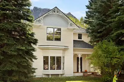 Image de 4-bedroom house located in Aspen's West End on idyllic Triangle Park.