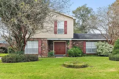 Image de 3-bd, 1 full bath, and 1 half-bath available for a nice, quiet stay.