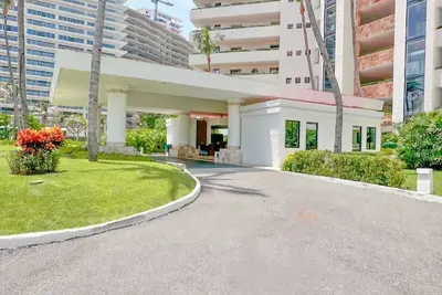 Image de Ocean View, with access to the beach, lounge chairs and awnings included. Beautiful view