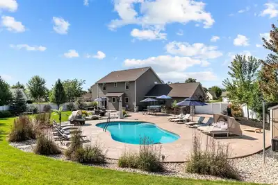 Image de Sunny Days Await | Seasonal Pool & Hot Tub Retreat