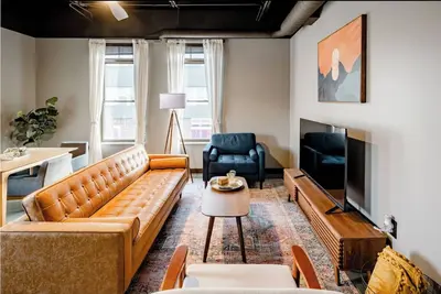 Image de Industrial Chic Loft Near Osu & Short North with King Beds, Walkable Stay