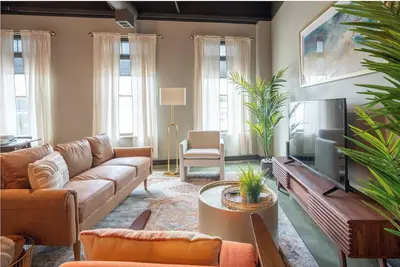 Image de Sleek Industrial Loft in Short North Near Osu with King Beds & Fast WiFi