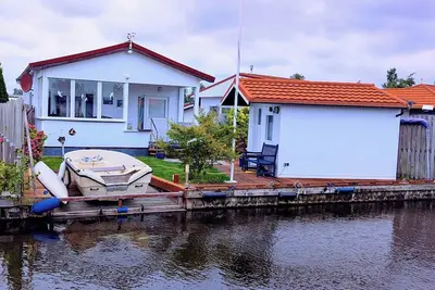 Image de Log cabin with garden right on the water