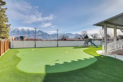 Image de Game Room & Playground! Huge Family Home in Orem