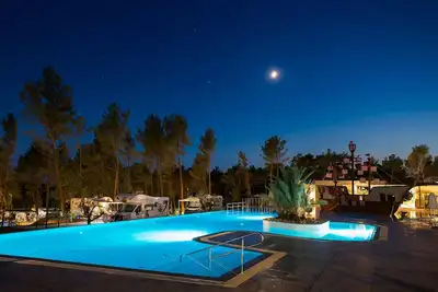 Image de Magnifique caravane de 3 chambres à Vabriga