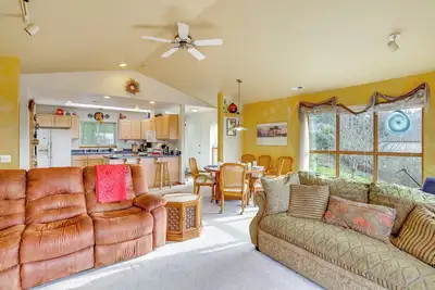 Image de Walk to Lake Padden: Bellingham Home w/ Deck