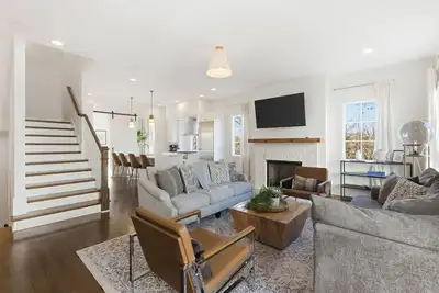 Image de Home Near Vanderbilt & Belmont with Garage + Pool Table