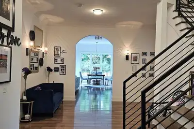 Image de Spaciously inviting 8-bedroom w/en suites, 2 kitchens, fitness room, theater