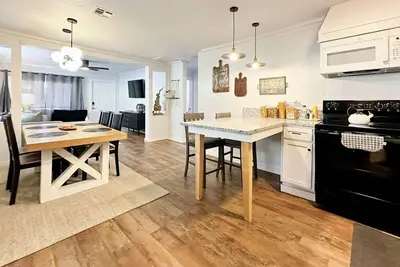 Image de 2br Apt | Valentines Retreat | 7mins to Plaza #19a