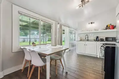 Image de 2br Apt | Valentine’s Getaway | 15mins to Automobile Alley #L2