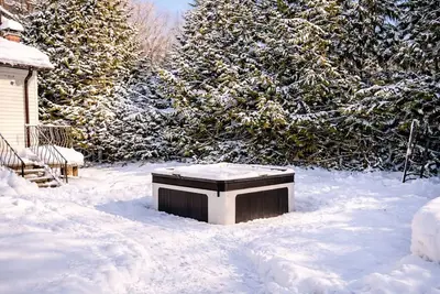 Image de Cozy Beach Cottage w/ Hot Tub steps to Balm Beach and close to Ski Resorts