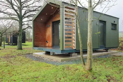 Image de Leafy Oaks Cabin, pet friendly, with a garden in Munslow