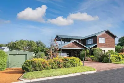 Image de Riverside holiday home with tranquil garden living