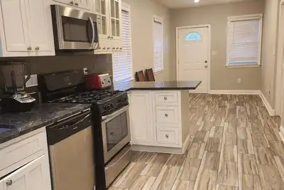 Image de whole 3-bedroom townhome in welcoming Baltimore with Ac and charm