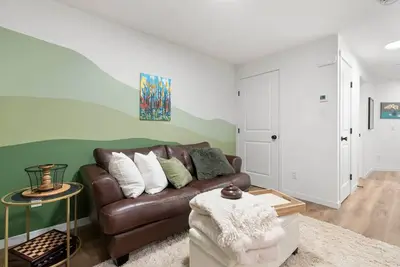 Image de Cozy 2-Bed in Serene Mahogany Basement