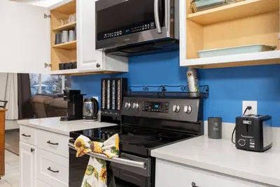 Image de Spacious 4-bedroom house near the center of Medford—Ac and hot tub