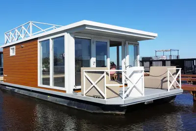 Image de Beau bateau à Sneek avec vue sur la mer depuis la maison