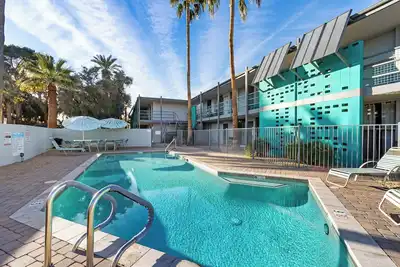 Image de Old Town Mid-Century Condo with Pool