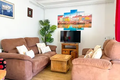 Image de 5-Bedroom apartment close to the sea, outdoor space, A/C