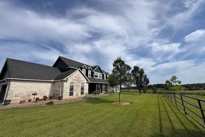 Image de Escape to rolling hills at Dillard Ranch Luxury Country Living.