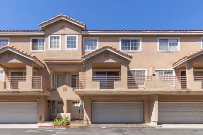 Image de Modern Gated 2br Condo Pool & Hot Tub Near Lax & Beaches 2-bedroom condo