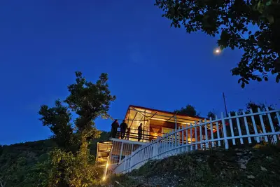 Image de Panoramic views of the Doon Valley and Mussoorie Hills - A Serene Hideaway.